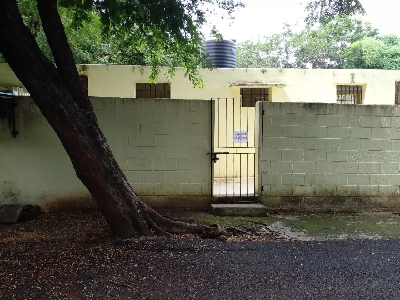 மூடப்பட்ட நிலையில் கழிப்பறைகள்