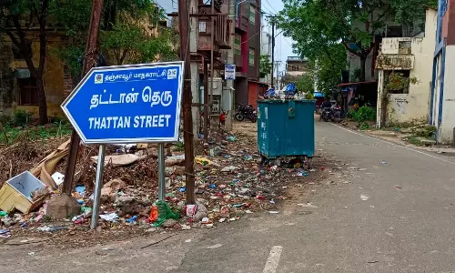 சாலையில் இடையூறாக குப்பைத்தொட்டி சாலையில் இடையூறாக குப்பைத்தொட்டி