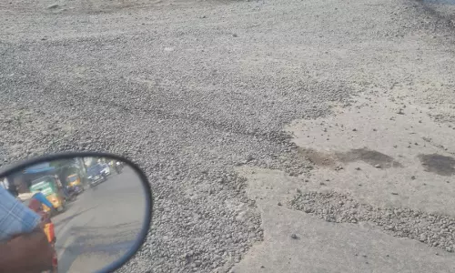 குண்டும் குழியுமான சாலை குண்டும் குழியுமான சாலை