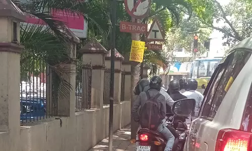 நடைபாதை மின்கம்பத்தால் மக்கள் அவதி