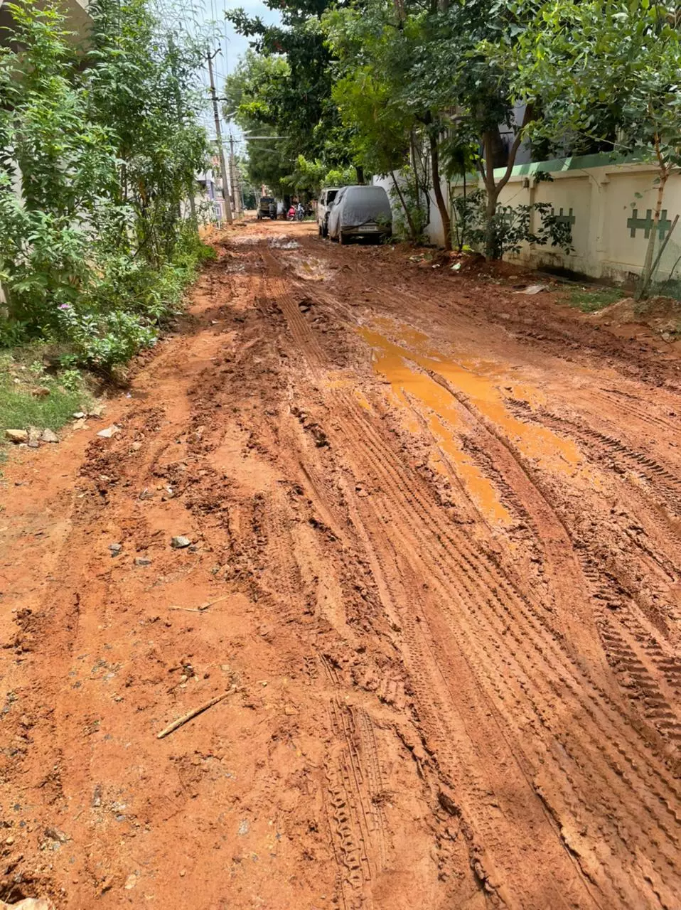 சேறும், சகதியுமான சாலை