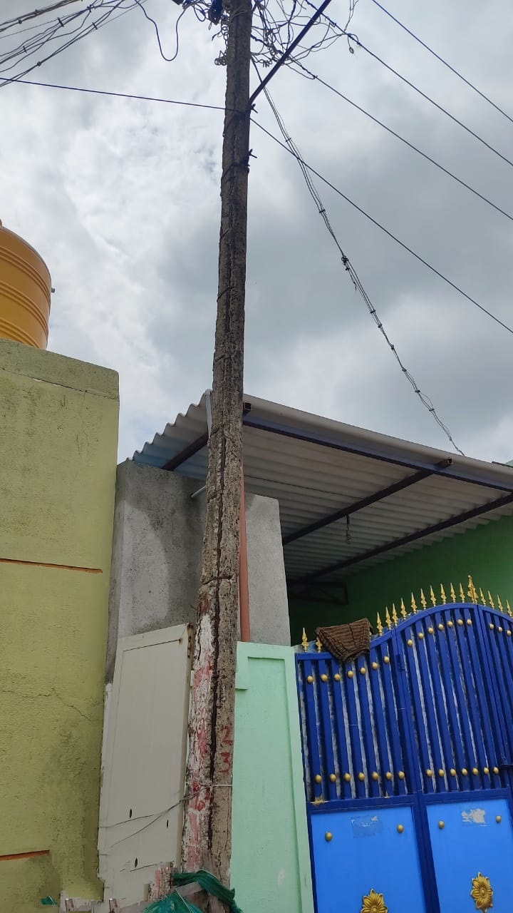 மாற்ற வேண்டிய மின்கம்பம்