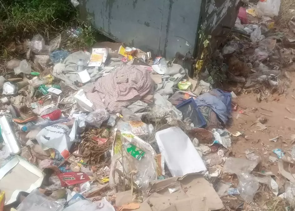 பஸ்நிறுத்தம் அருகே குப்பைகள்