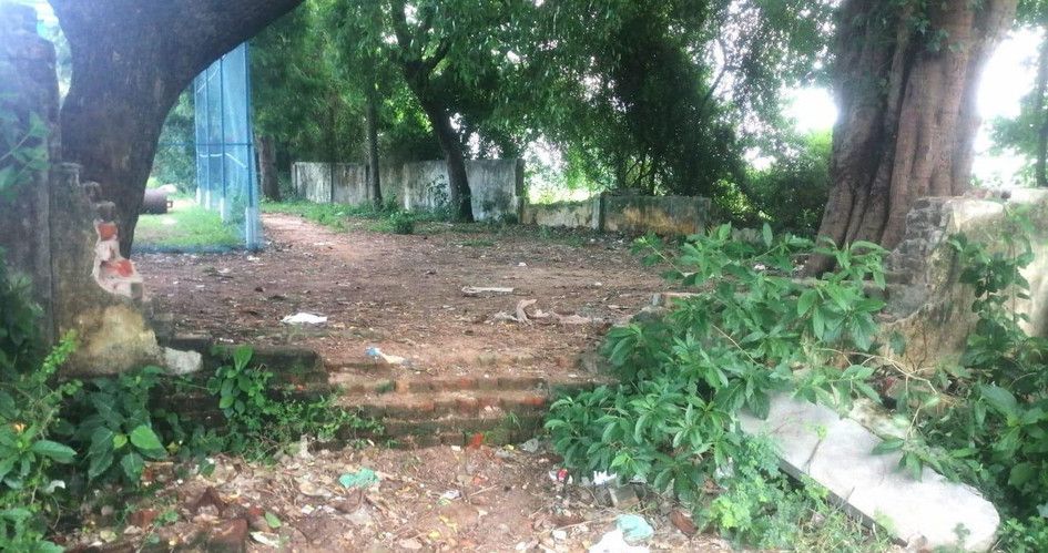 சேதமடைந்த பள்ளி சுற்றுச்சுவர்