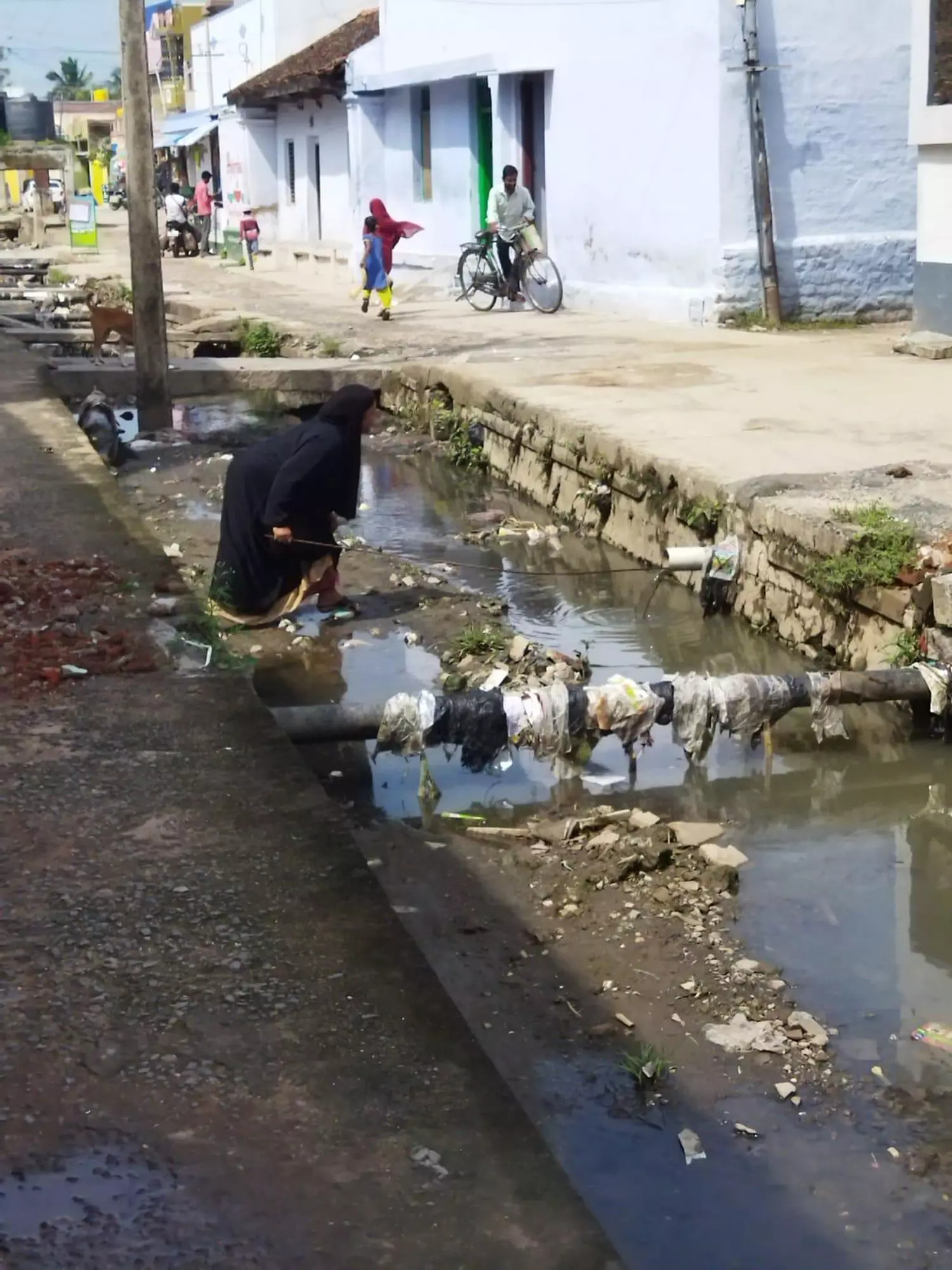 கழிவுநீர் கால்வாயை தூர்வார வேண்டும்