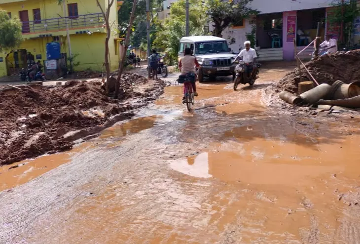 சேதம் அடைந்த சாலை சேதம் அடைந்த சாலை