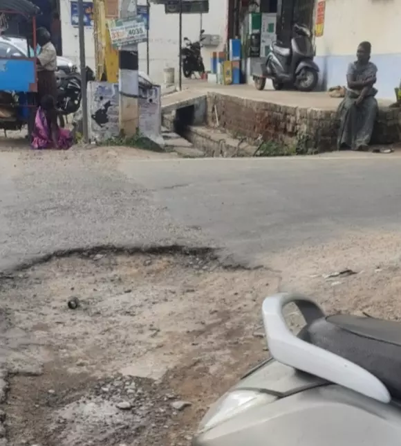 விபத்தை ஏற்படுத்தும் குழி