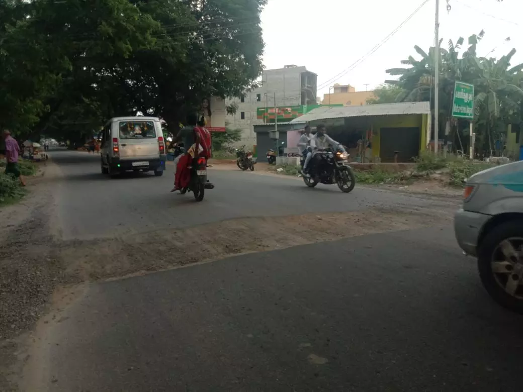 சாலையில் பள்ளம் சாலையில் பள்ளம்