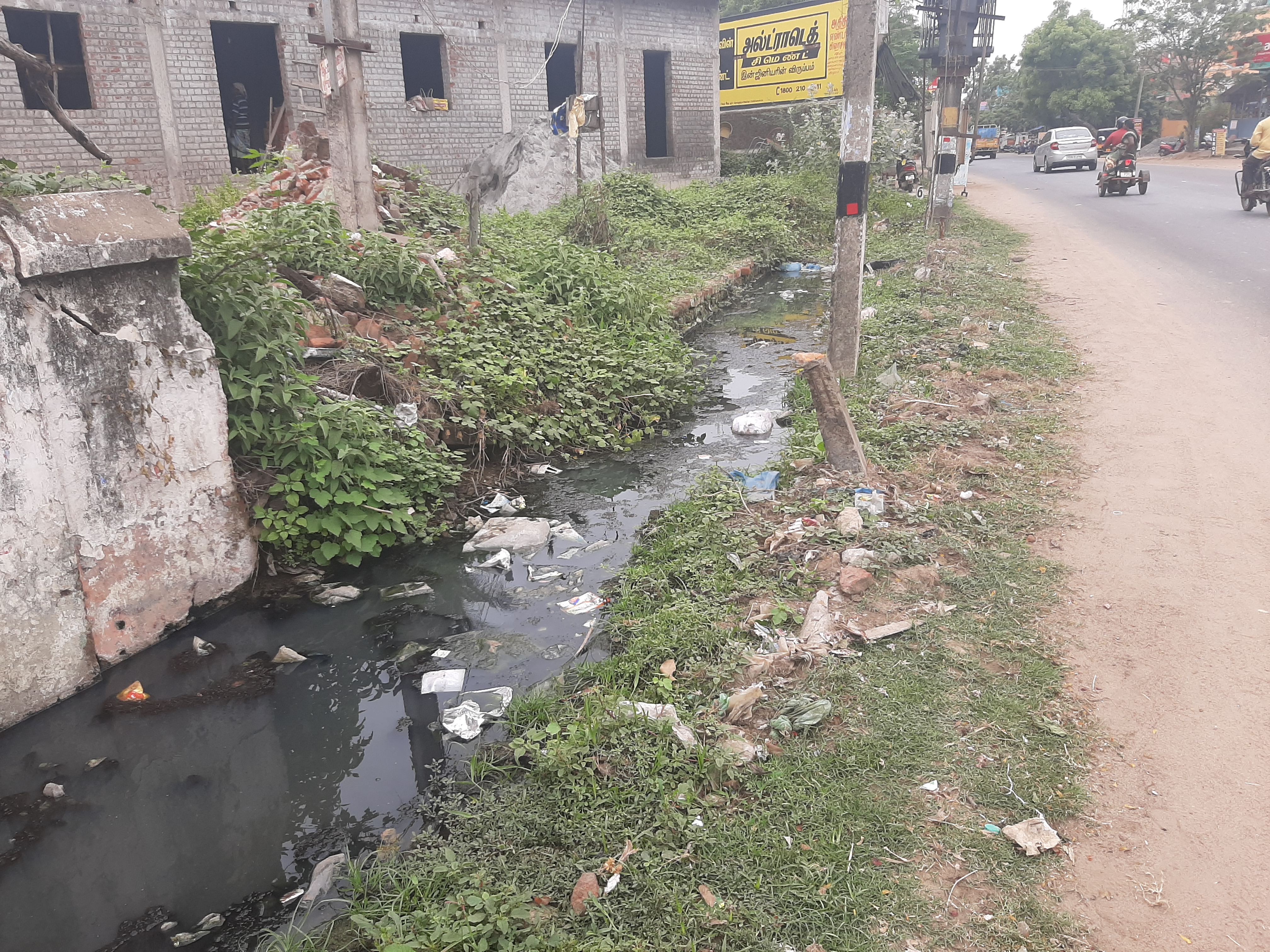 தேங்கி நிற்கும் கழிவுநீர் தேங்கி நிற்கும் கழிவுநீர்