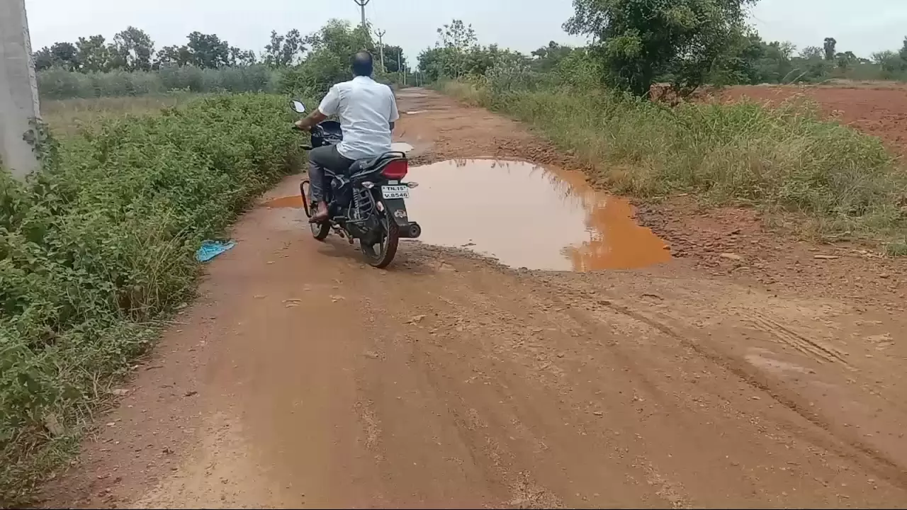 குண்டும், குழியுமான சாலையால் அவதி