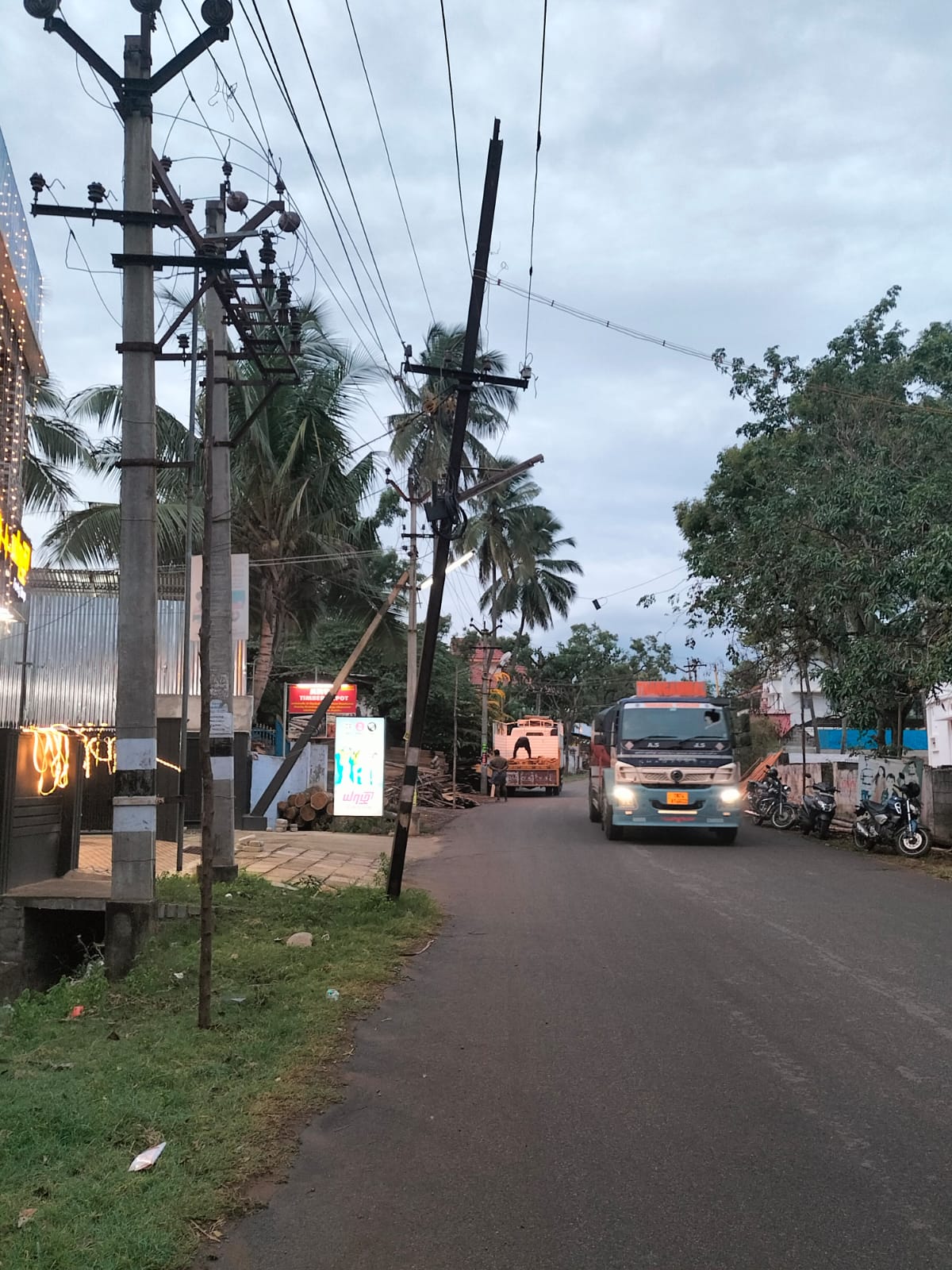 சாய்ந்த மின்கம்பம் அகற்றப்படுமா?