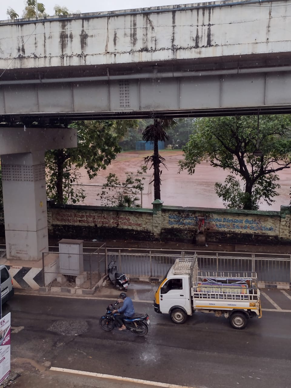 மேம்பாலத்தில் மழைநீர் கசிவு