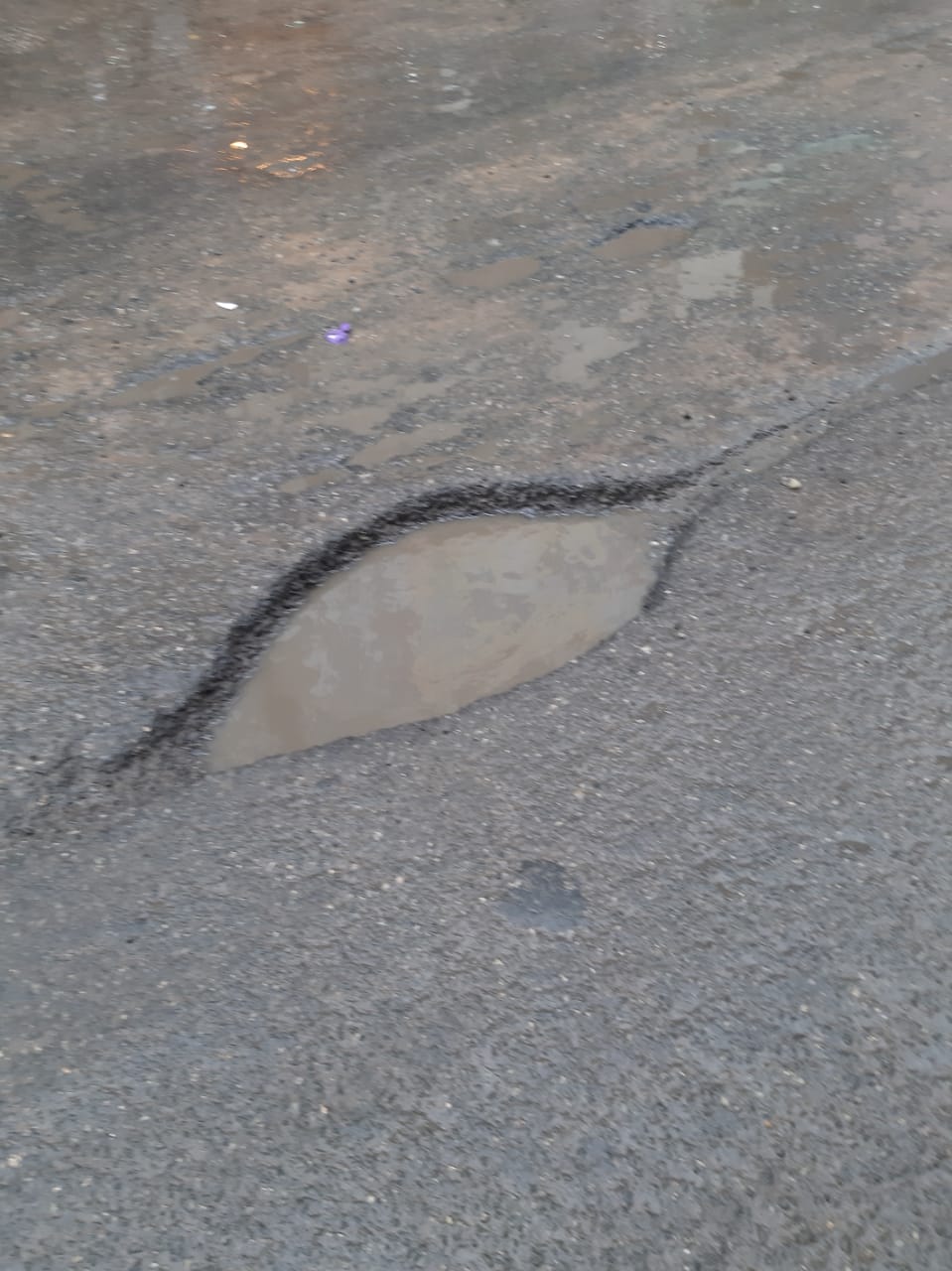 சாலையில் பள்ளம்