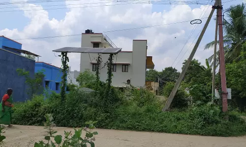 பராமரிப்பின்றி கிடக்கும் சூரிய ஒளி மின்தகடு