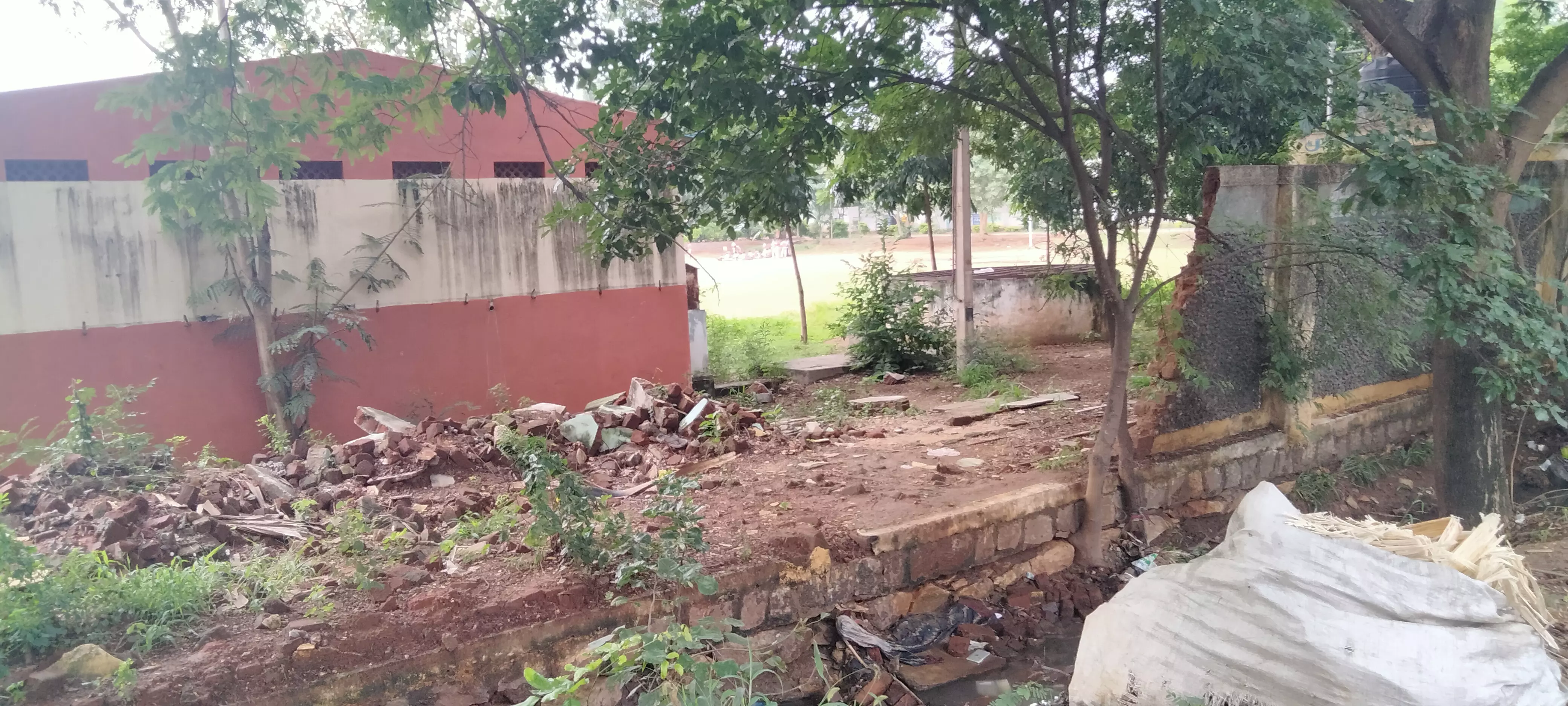 இடிந்துவிழுந்த பள்ளி சுற்றுச்சுவர் இடிந்துவிழுந்த பள்ளி சுற்றுச்சுவர்