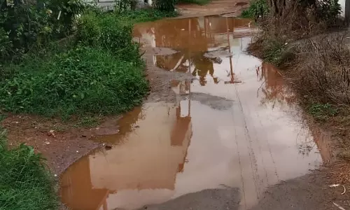 சாலையில் தேங்கும் மழை நீர் சாலையில் தேங்கும் மழை நீர்