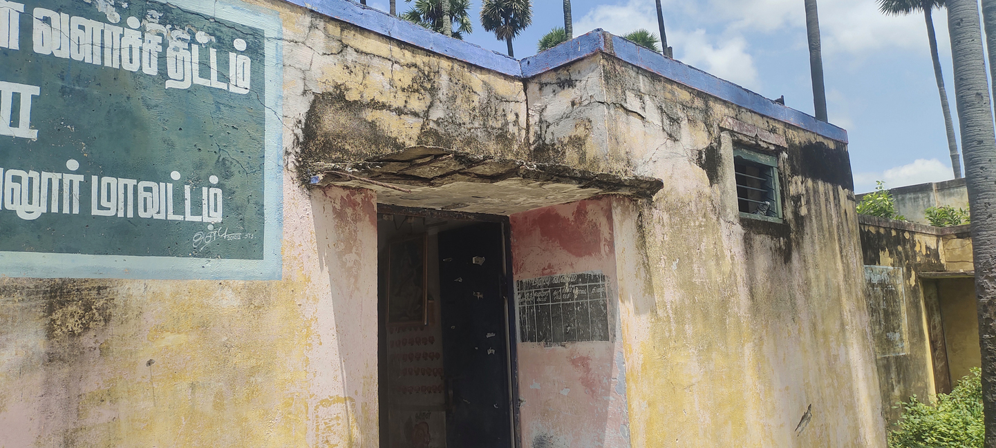 ஆபத்தான நிலையில் அங்கன்வாடி கட்டிடம் ஆபத்தான நிலையில் அங்கன்வாடி கட்டிடம்