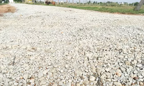 தார்சாலை அமைக்க வேண்டும் தார்சாலை அமைக்க வேண்டும்