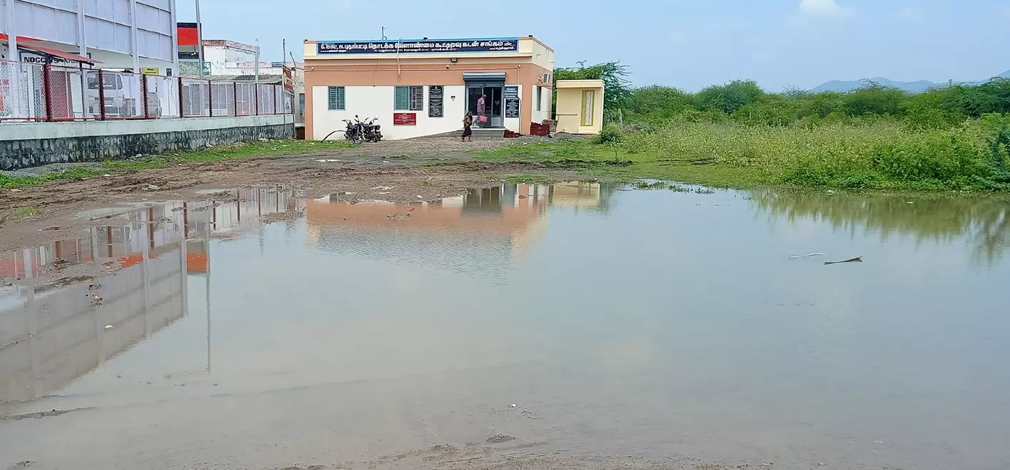 தேங்கும் மழைநீரால் பொதுமக்கள் அவதி