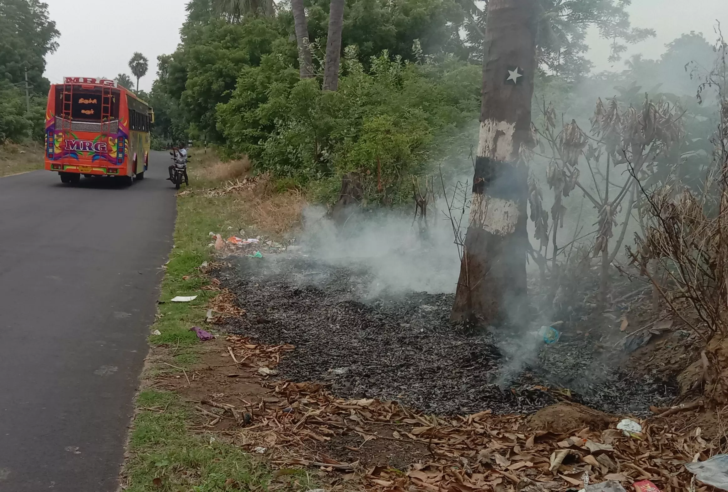 குப்பைகளுக்கு தீ வைப்பு
