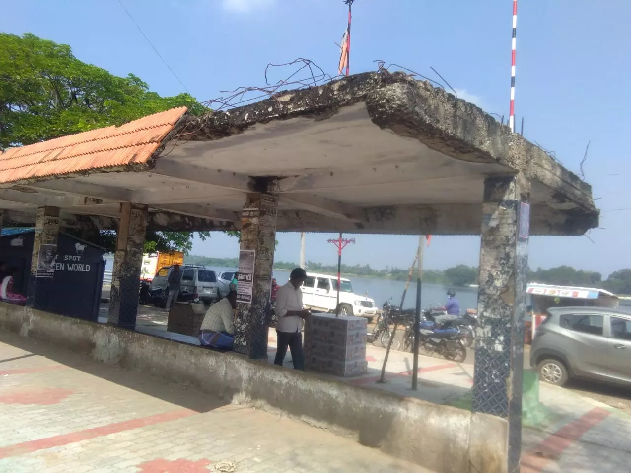 ஆபத்தான பயணிகள் நிழற்குடை ஆபத்தான பயணிகள் நிழற்குடை