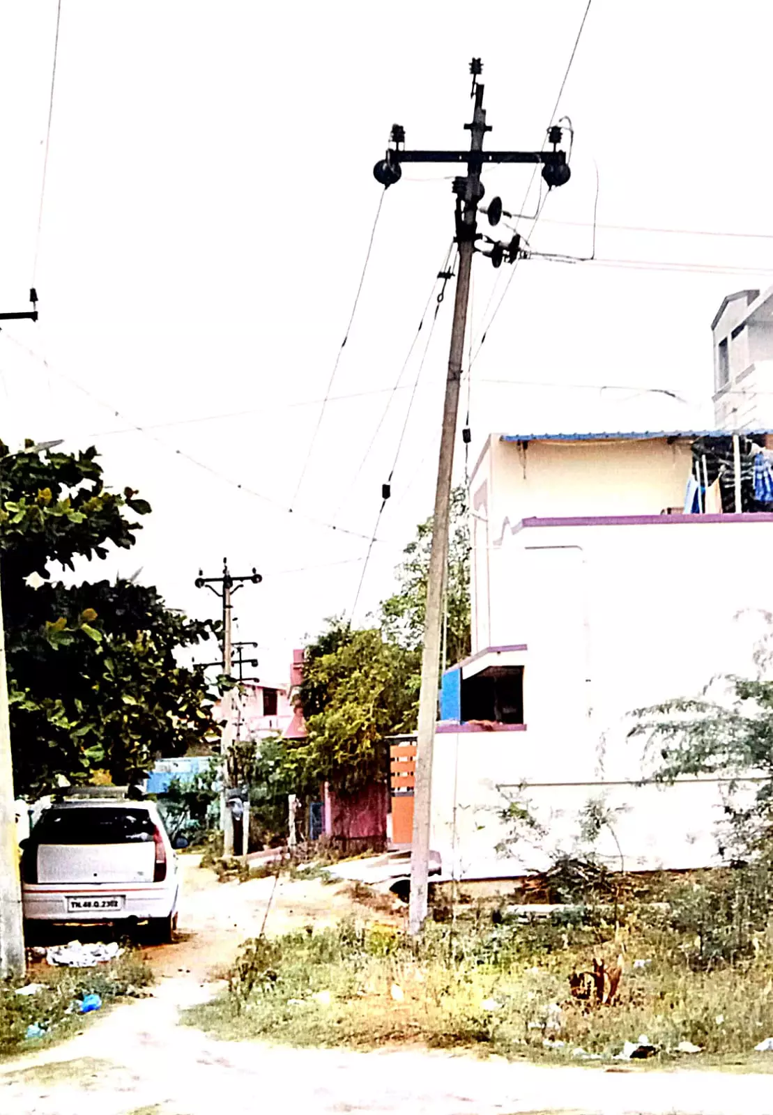 சிதிலமடைந்த மின்கம்பம்