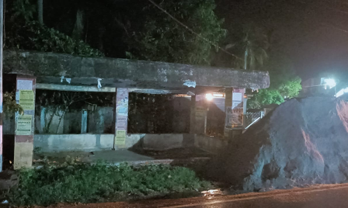 பஸ் நிறுத்தம் சீரமைக்கப்படுமா?