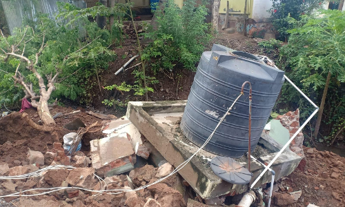 சேதமடைந்த தண்ணீர் தொட்டி சேதமடைந்த தண்ணீர் தொட்டி