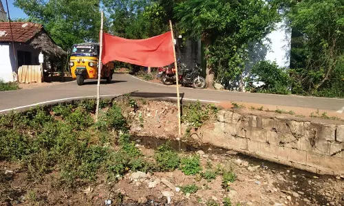 தடுப்புச்சுவர் இல்லாததால் விபத்து அபாயம்