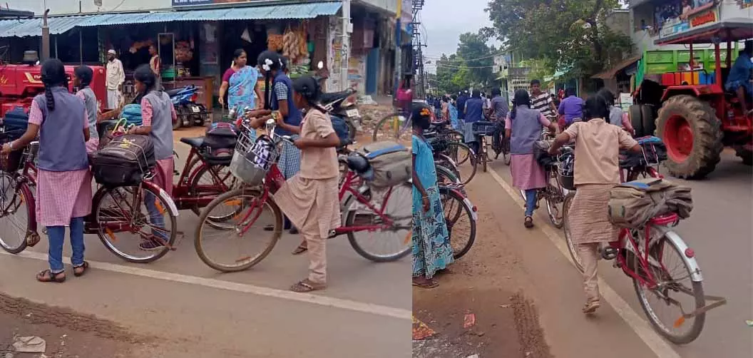 வேகத்தடை இல்லாததால் அச்சத்துடன் பள்ளிக்கு செல்லும் மாணவிகள் வேகத்தடை இல்லாததால் அச்சத்துடன் பள்ளிக்கு செல்லும் மாணவிகள்