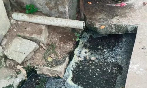 கழிவுநீ குழாயில் அடைப்பு கழிவுநீ குழாயில் அடைப்பு