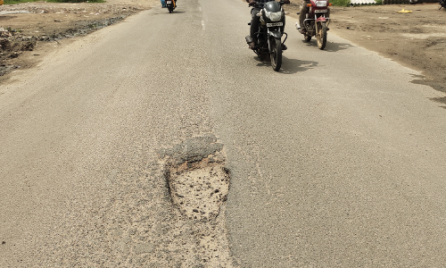 தார்சாலையின் நடுவே பள்ளம் தார்சாலையின் நடுவே பள்ளம்