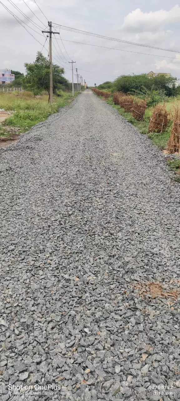 கிடப்பில் போடப்பட்ட தார் சாலை அமைக்கும் பணி