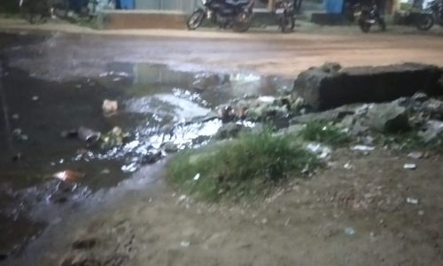 சாலையில் செல்லும் கழிவுநீர்