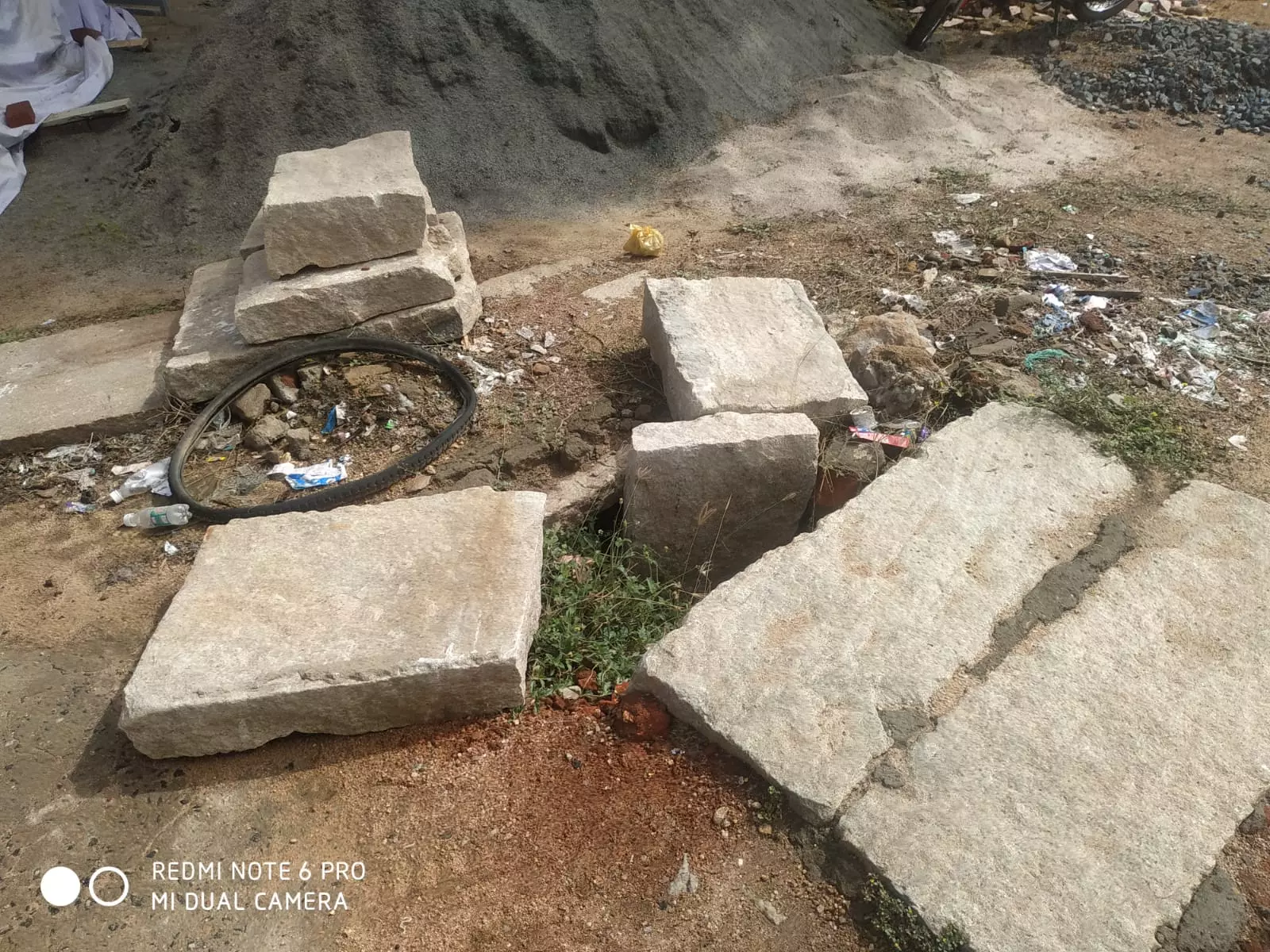 கழிவுநீர் வாய்க்கால் பாலத்தில் உடைப்பு