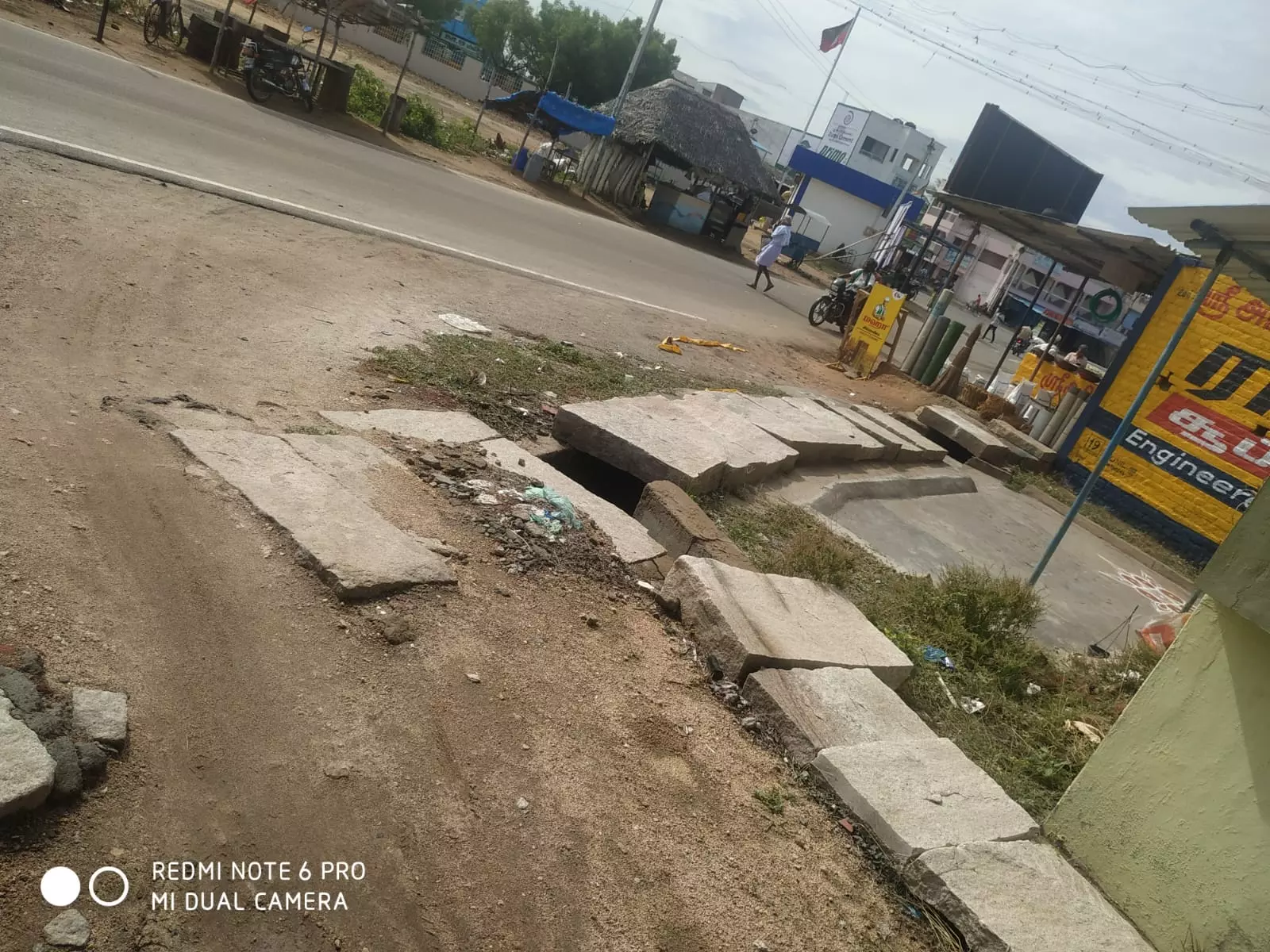 கழிவுநீர் வாய்க்கால் பாலத்தில் உடைப்பு