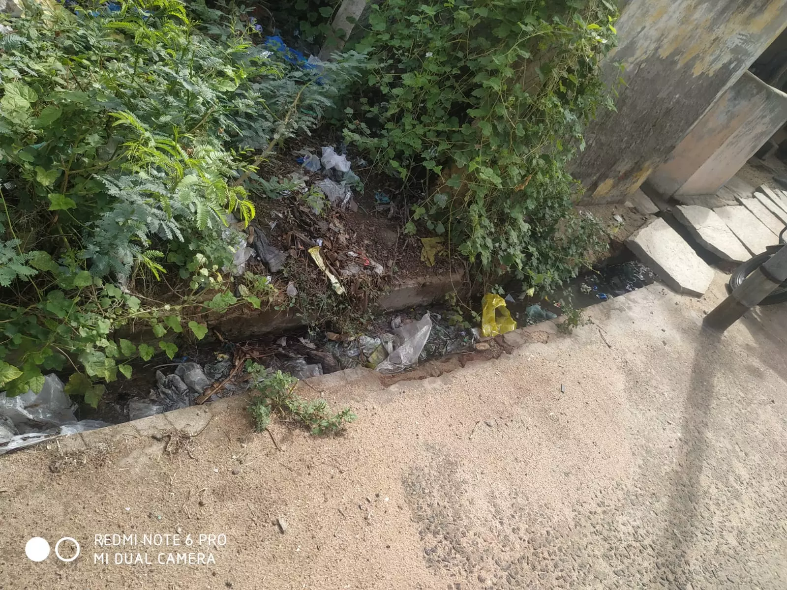 கழிவுநீர் வாய்க்கால் பாலத்தில் உடைப்பு