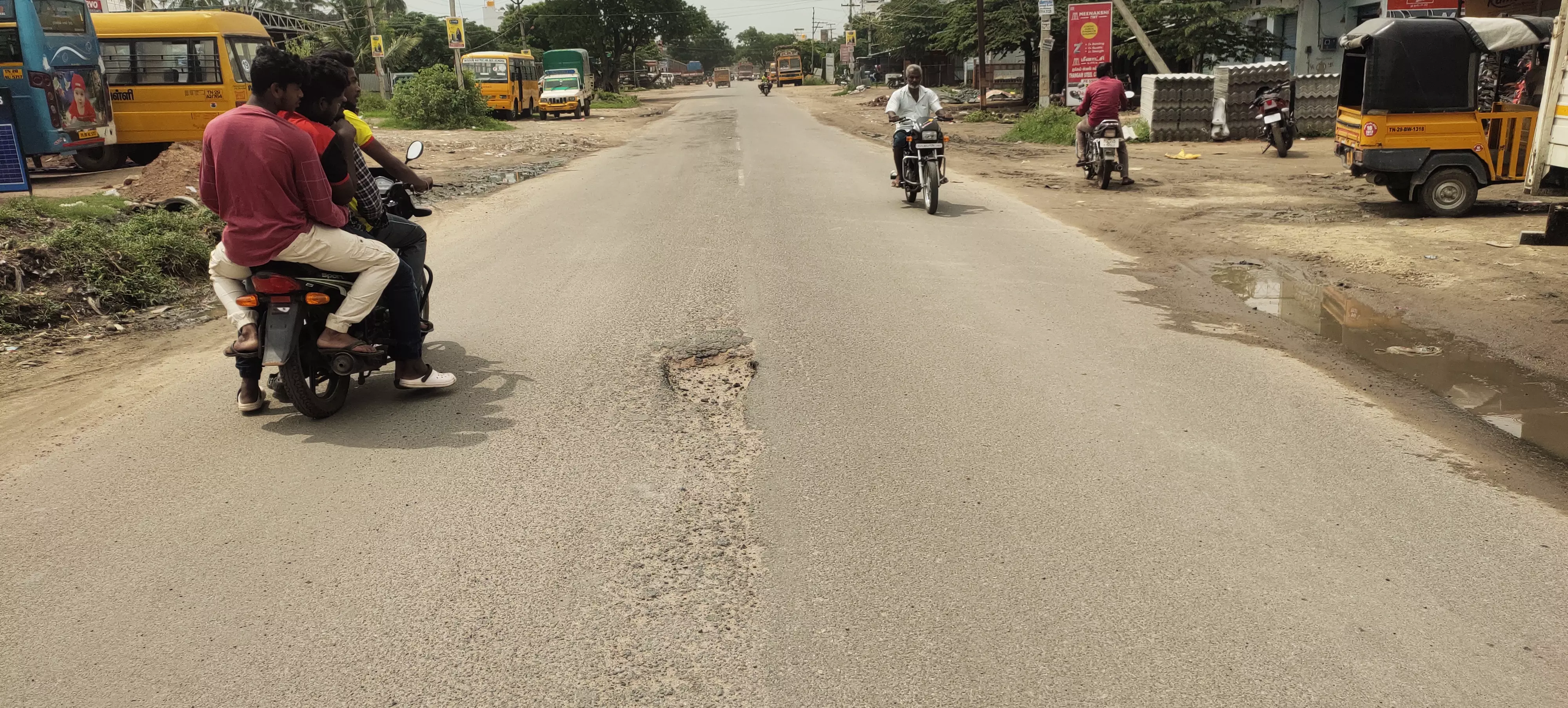 தார்சாலையின் நடுவே பள்ளம் தார்சாலையின் நடுவே பள்ளம்