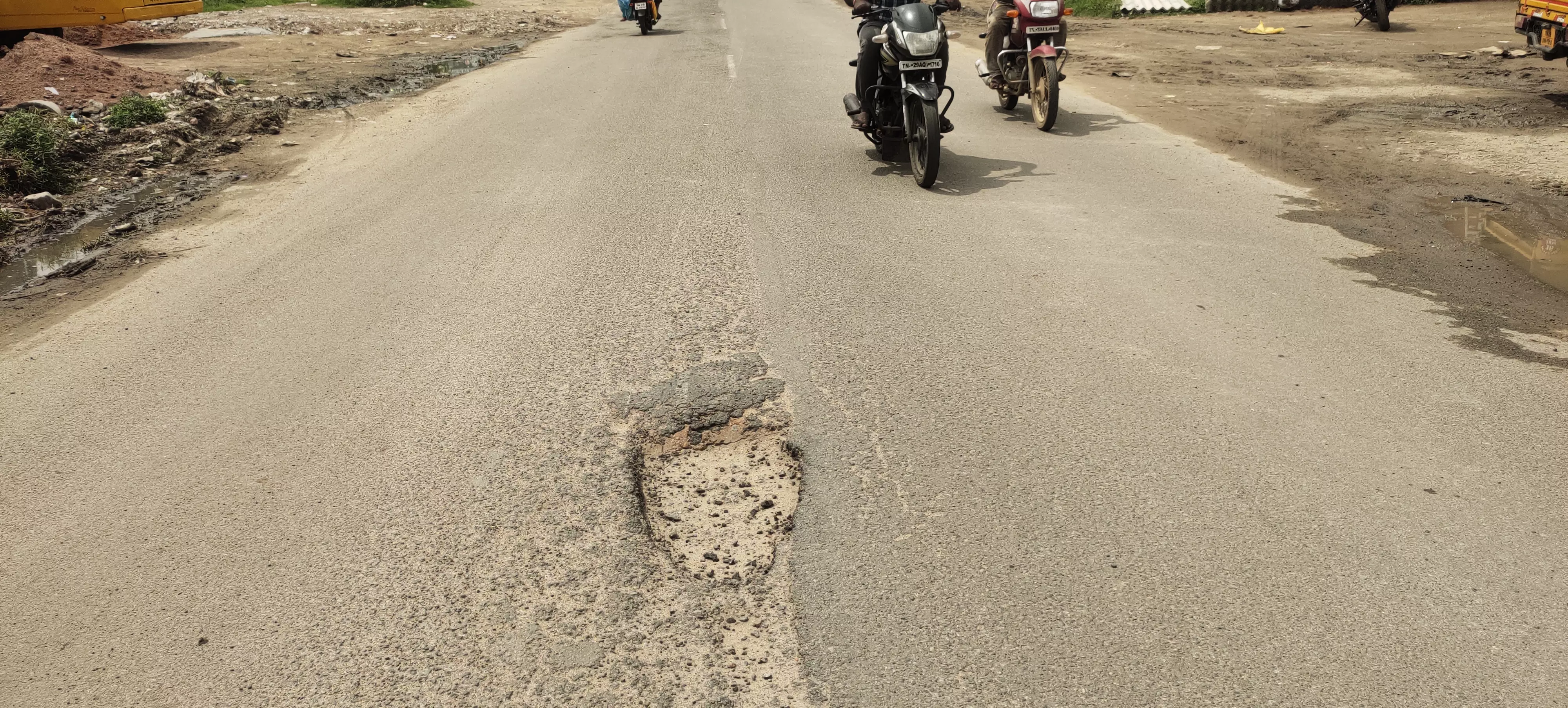 தார்சாலையின் நடுவே பள்ளம் தார்சாலையின் நடுவே பள்ளம்