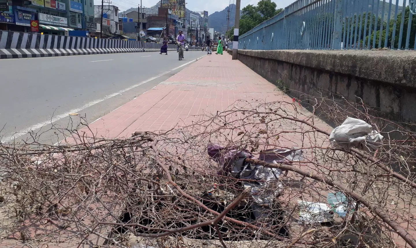 நடைபாதை சீரமைக்கப்படுமா?