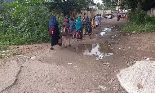 சாலையில் தேங்கி நிற்கும் கழிவு நீர் சாலையில் தேங்கி நிற்கும் கழிவு நீர்