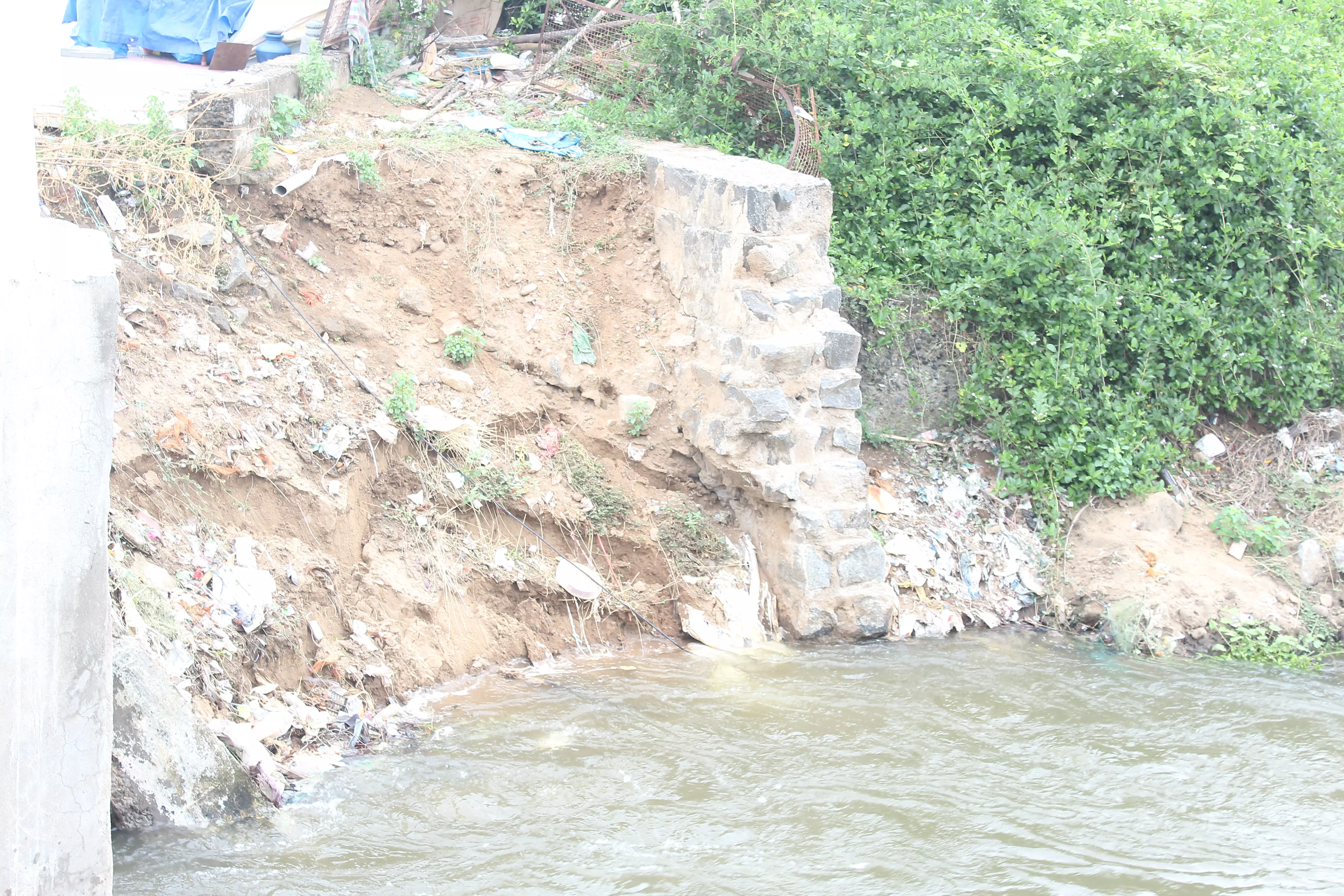 மண் சாிவு