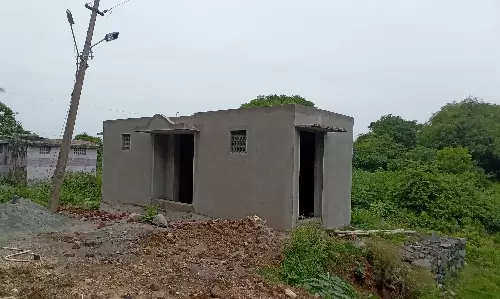 பாதியில் நிறுத்தப்பட்ட கழிவறை கட்டும் பணி