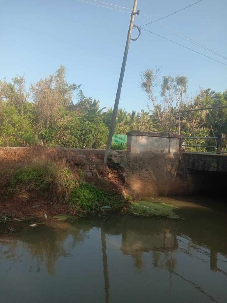 ஆபத்தான மின் கம்பம்