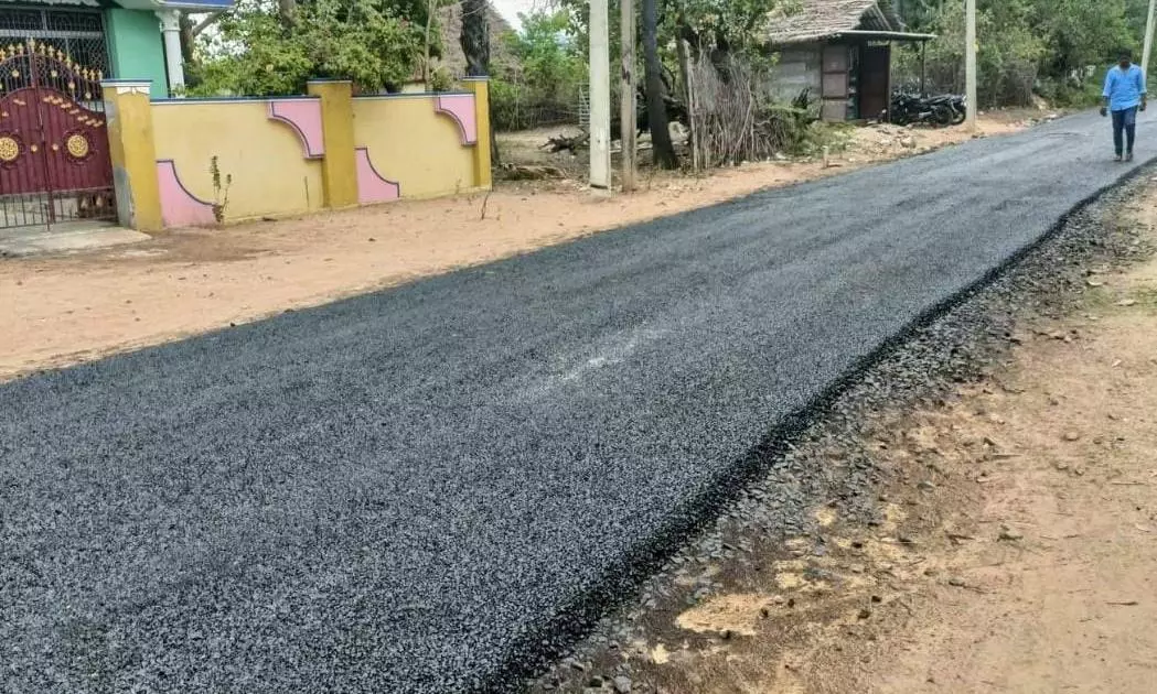 புதிய தார் சாலை அமைக்கப்பட்டது