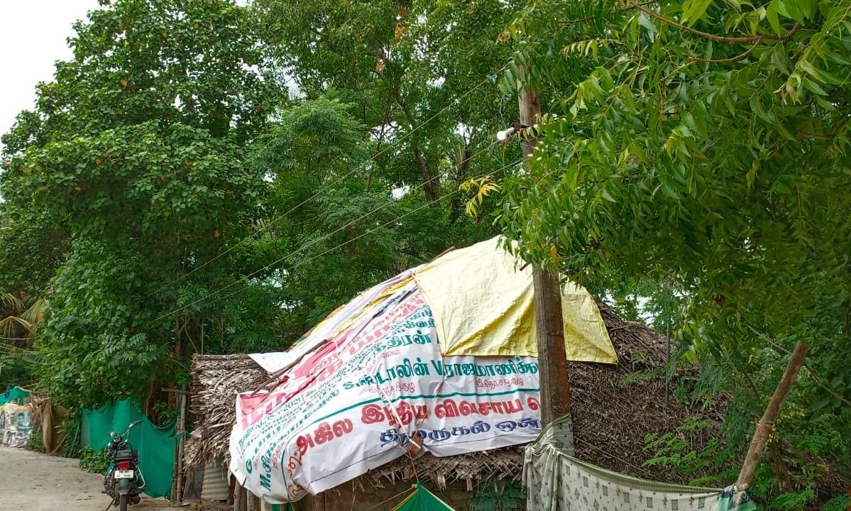 குடிசைகளை உரசும் மின்கம்பிகள் குடிசைகளை உரசும் மின்கம்பிகள்