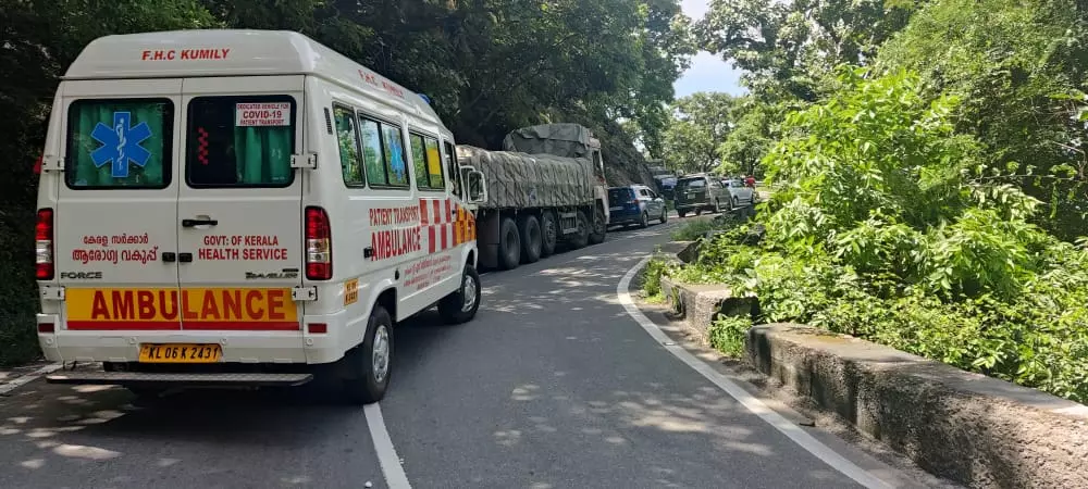 குறுகலான சாலையால் போக்குவரத்து நெரிசல்