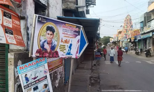 தெரு பெயர் பலகைகள் மீது சுவெொட்டிகளா? தெரு பெயர் பலகைகள் மீது சுவெொட்டிகளா?