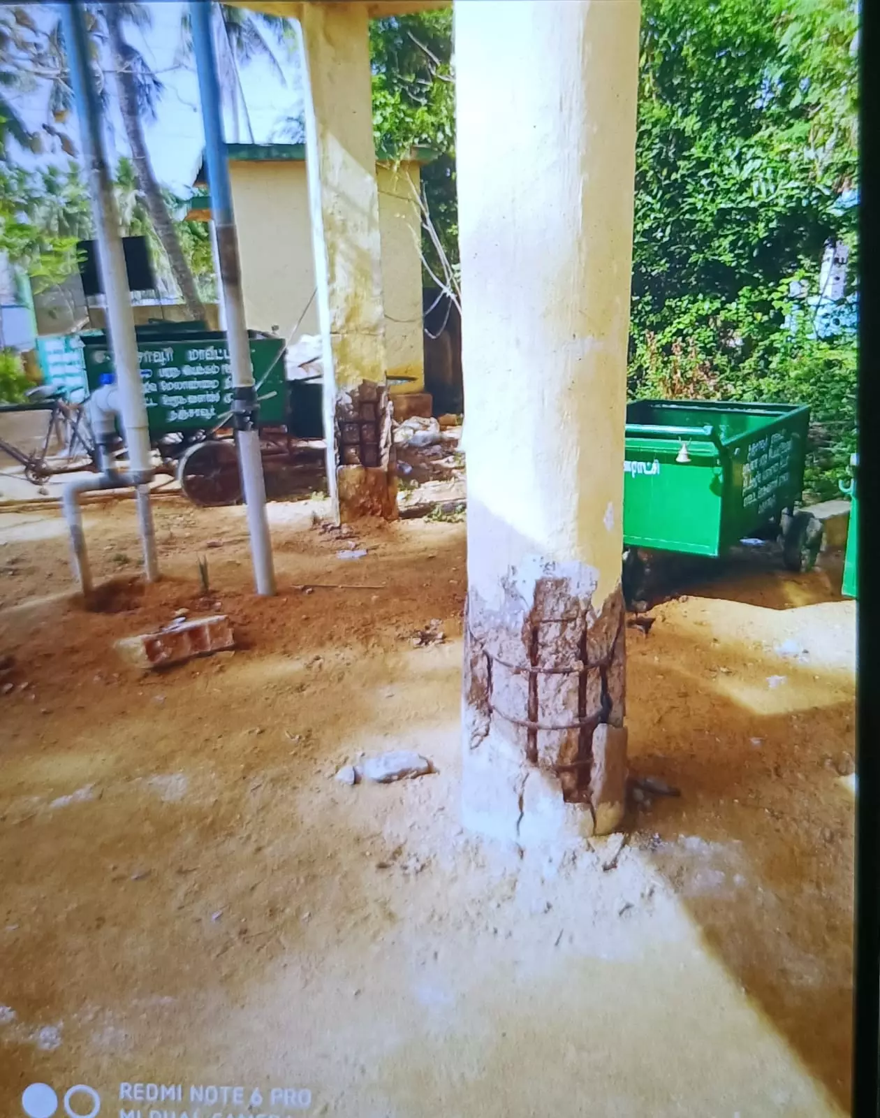 சேதமடைந்த குடிநீர் தொட்டி