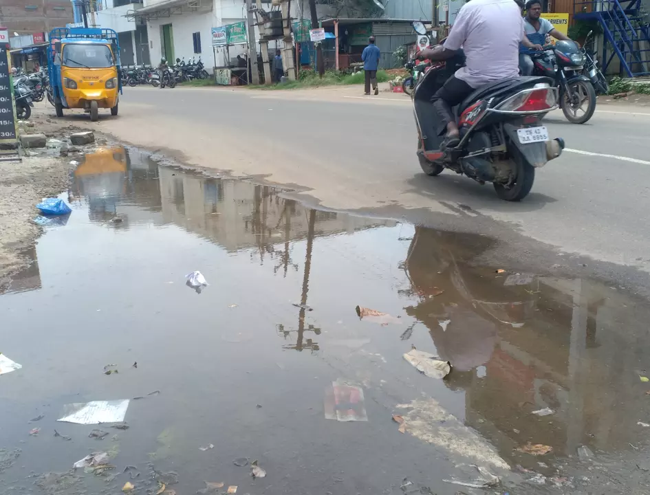 சாலையோரம் தேங்கி தண்ணீரால் வாகன ஓட்டிகள் அவதி சாலையோரம் தேங்கி தண்ணீரால் வாகன ஓட்டிகள் அவதி